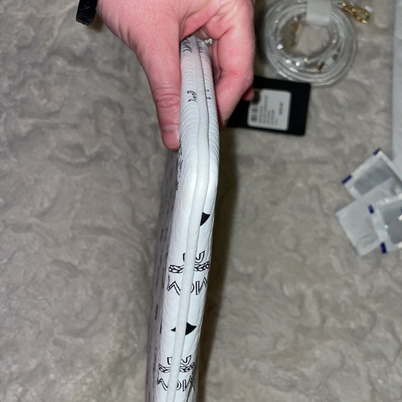 AUTHENTIC White MCM medium size pouch - Picture 7 of 10